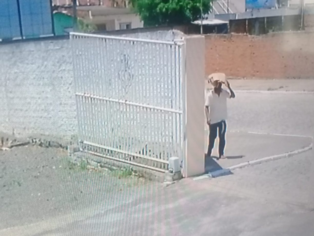 Assista Furto no Santuário! O capiroto não liberou nem a Igreja em Jequié.