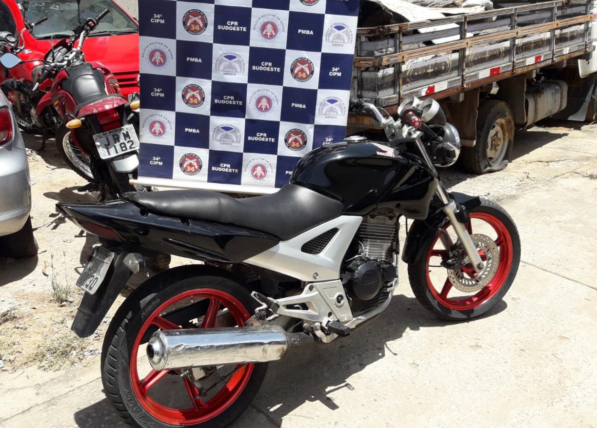 Brumado: “Oferecidão” é flagrado montado em moto com restrição de Roubo.