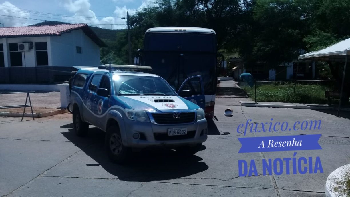 RASGOU A BOCA NO ARAME! MOTORISTA MENTIROSO “DESCARREGOU” PASSAGEIROS DE SÃO PAULO EM JEQUIÉ E ACABOU LEVANDO MULTA E TEVE O BUSÃO APREENDIDO.