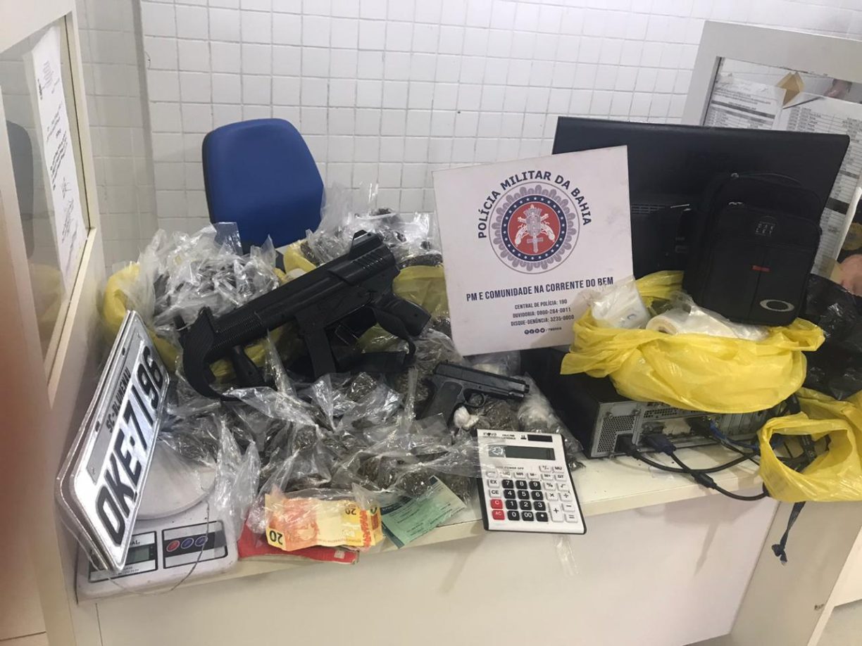 Deu Ruimmm! Metralhadora falsa e 2 mil porções de drogas localizadas