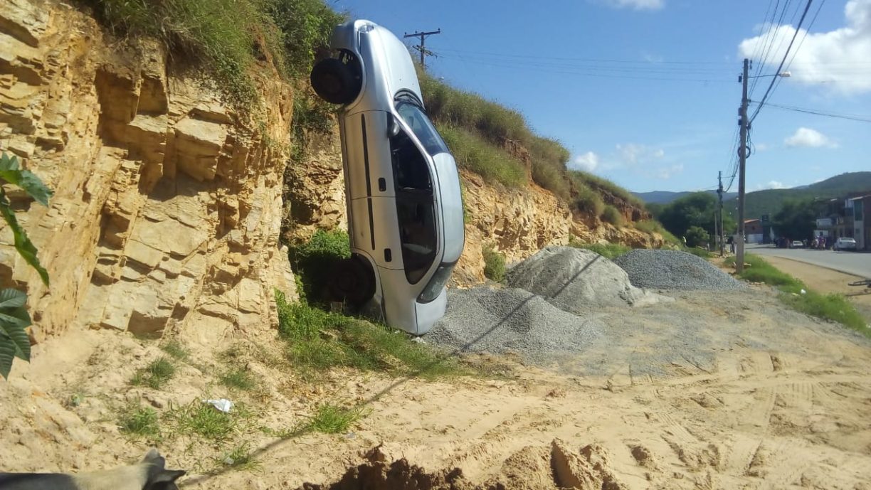 Gatão perdeu uma vida! “Carro Relampago mcqueen” passa por cima de Jonas gatão e cai na Ribanceira.
