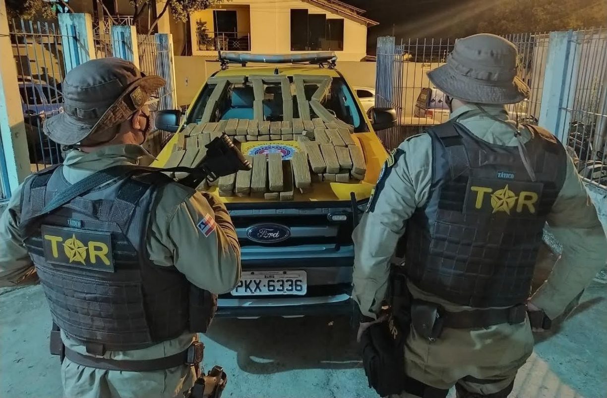 O maconheiro chega peida | Polícia Rodoviária Estadual broca prende casal de lazarentos e apreende 91 tabletes de Maconha no Busão.