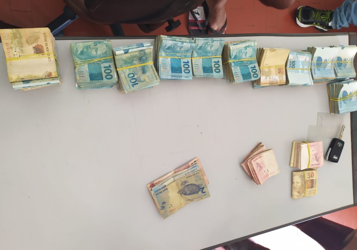 “Cramunhão gaguejou tá mentindo” | Polícia Rodoviária Estadual  apreende 112 mil badaró  dentro de veículo na região de Feira.