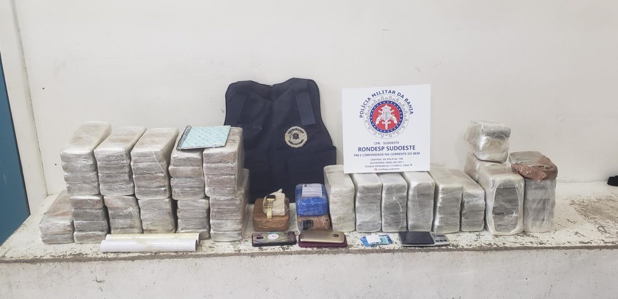 “Coringa e Alerquina escabreados com a RONDESP” | Casal de Lazarentos foragidos flagrado com 100 kg de Chibamba em Conquista.