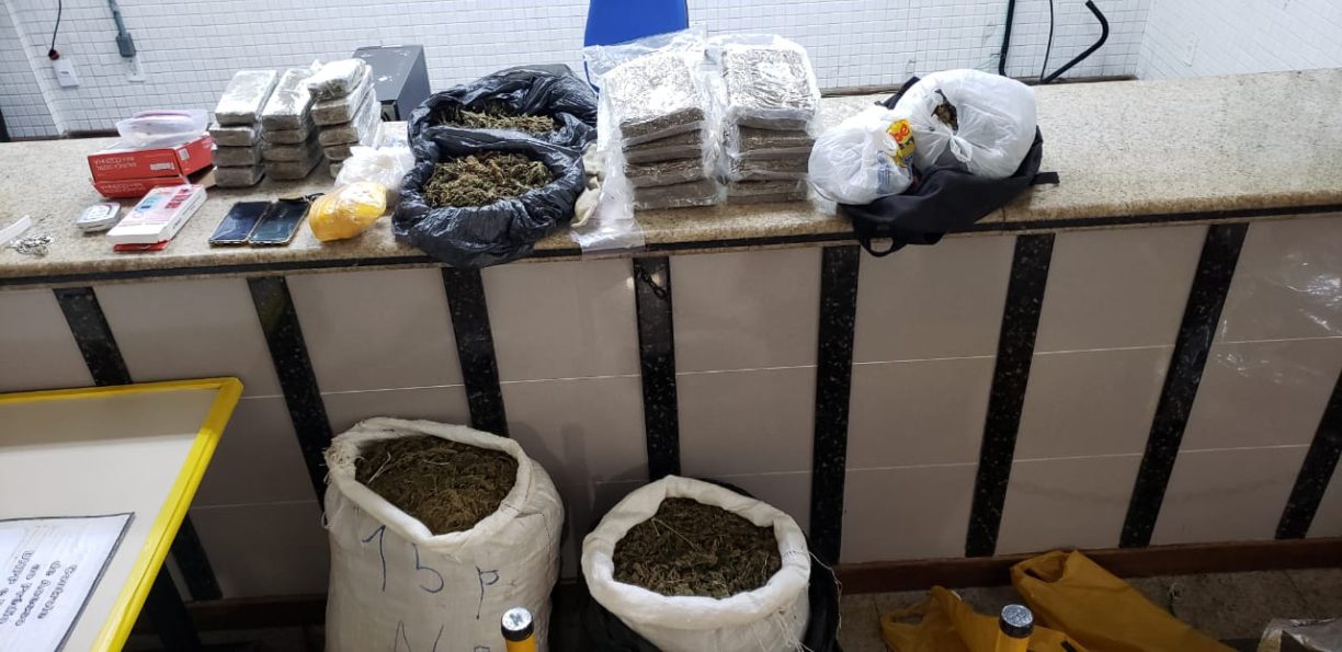 Barril Dobrado! Polícia prende dois lazarentos e apreende franquia do capeta.