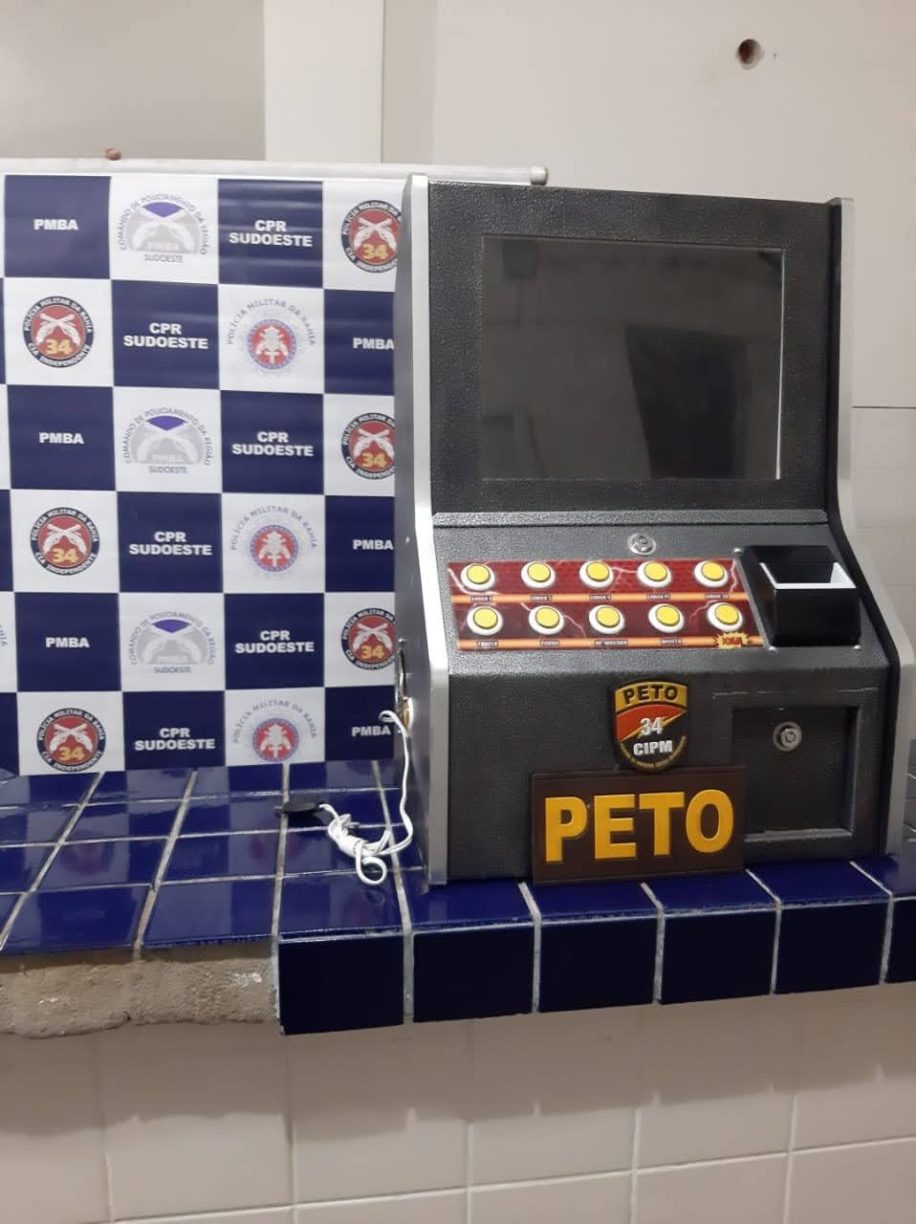 Brumado: Tomando o dinheiro dos Bestas | PETO apreende máquina Caça Níquel.