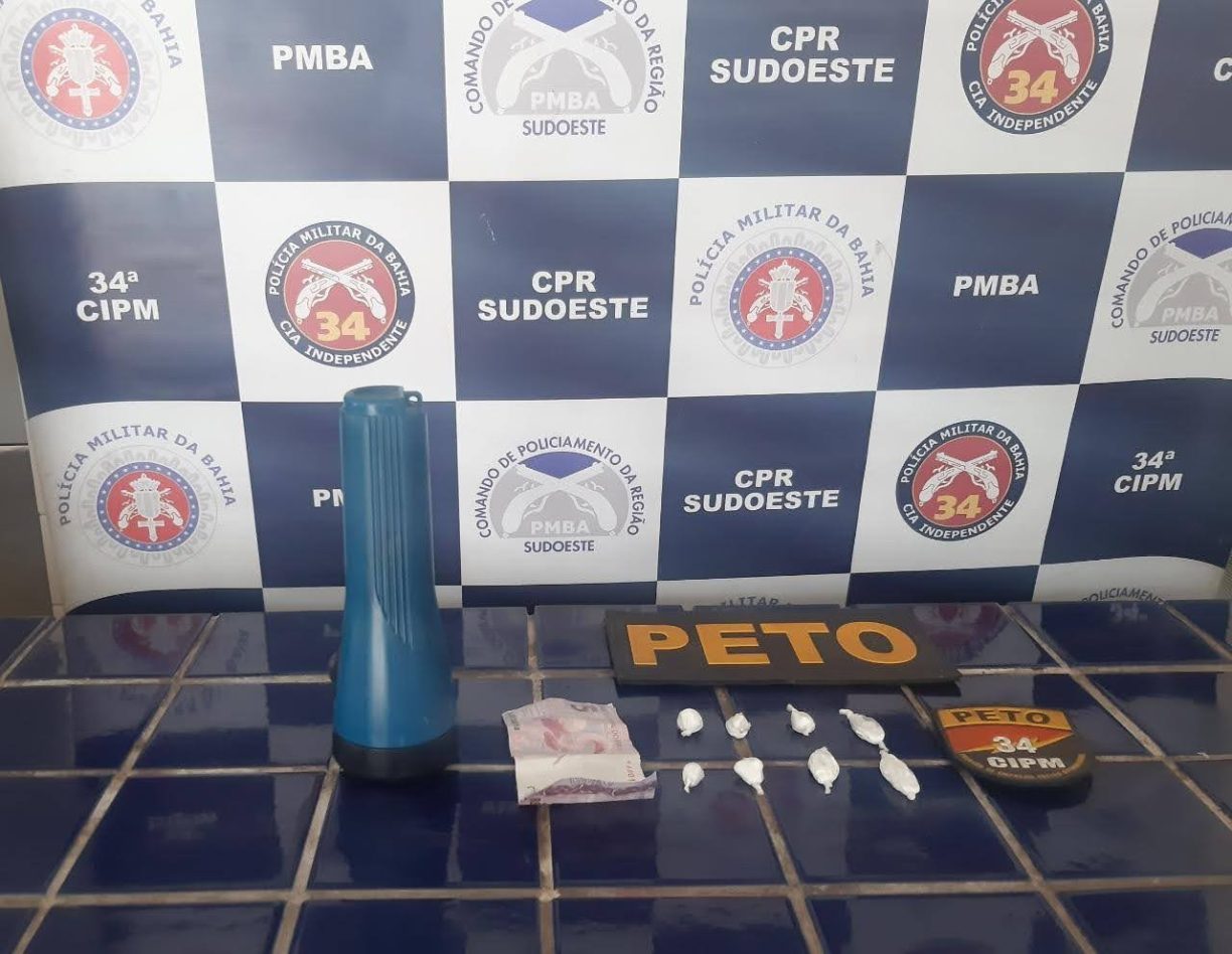 BRUMADO: PETO APREENDE CURUMIM COM COCAÍNA MALOCADA NA LANTERNA DO PAI.