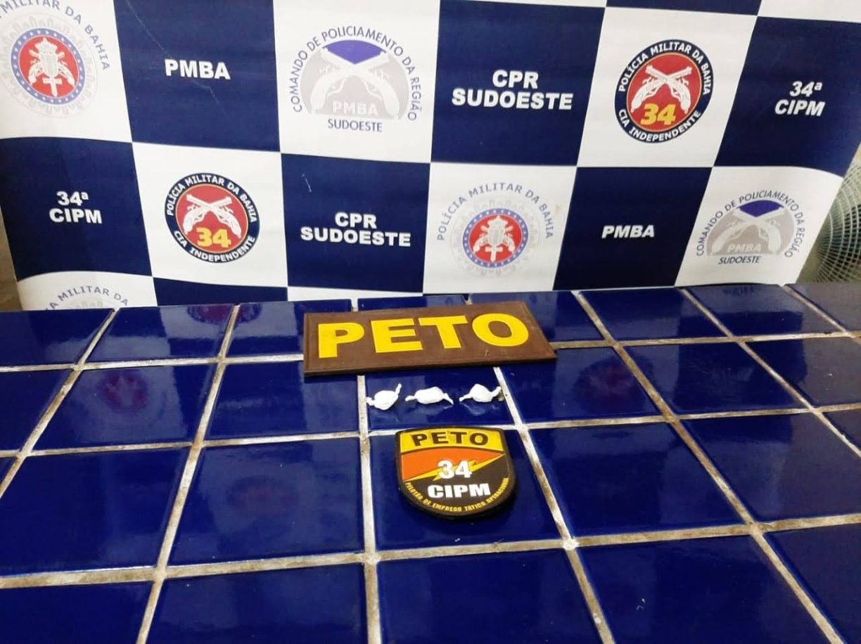 Brumado: Capim balançou pau na preá | Lazarento cheio pó corre do PETO cai da escada e bate a boca no chão.