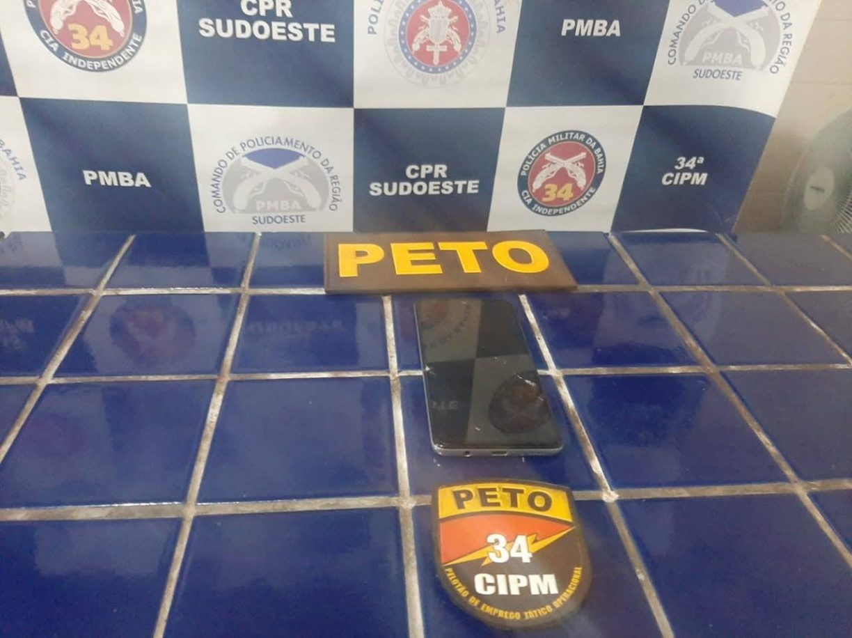 Brumado: “PETO recupera celular fruto de fita, com seboso no hospital.”