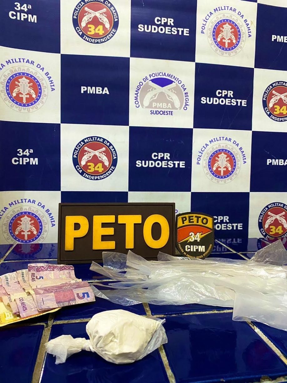 Brumado: Na riqueza e na cadeia | PETO grampea casal de tribulados vendendo pó.