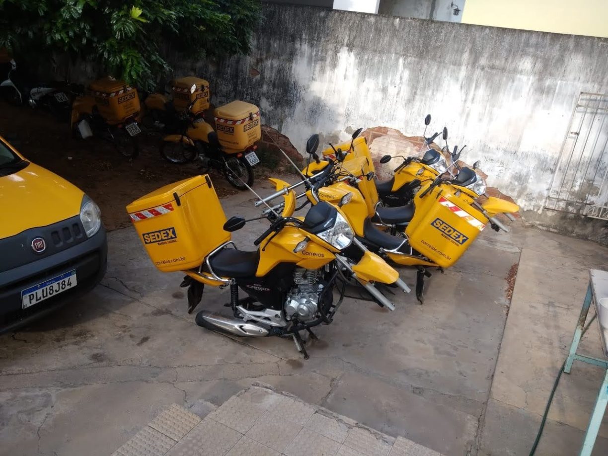 Brumado: “Agora que a encomenda atrasa!” Polícia Caça Cramunhões que furtaram as rodas das motos dos Correios durante a madrugada.