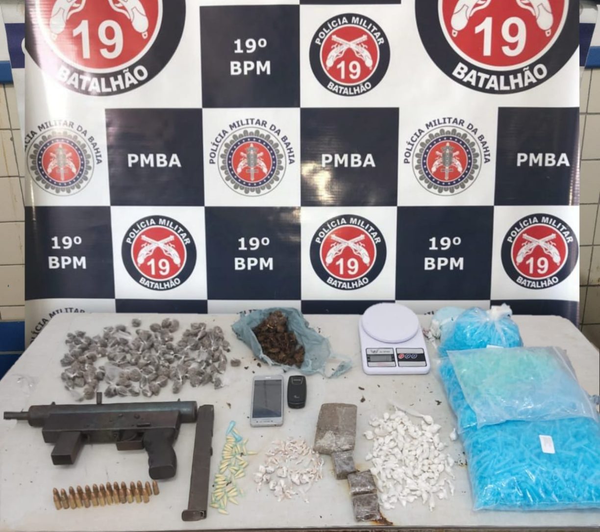 Bracada! Cramunhãozinho e preso com metralhadora e drogas em Jequié.