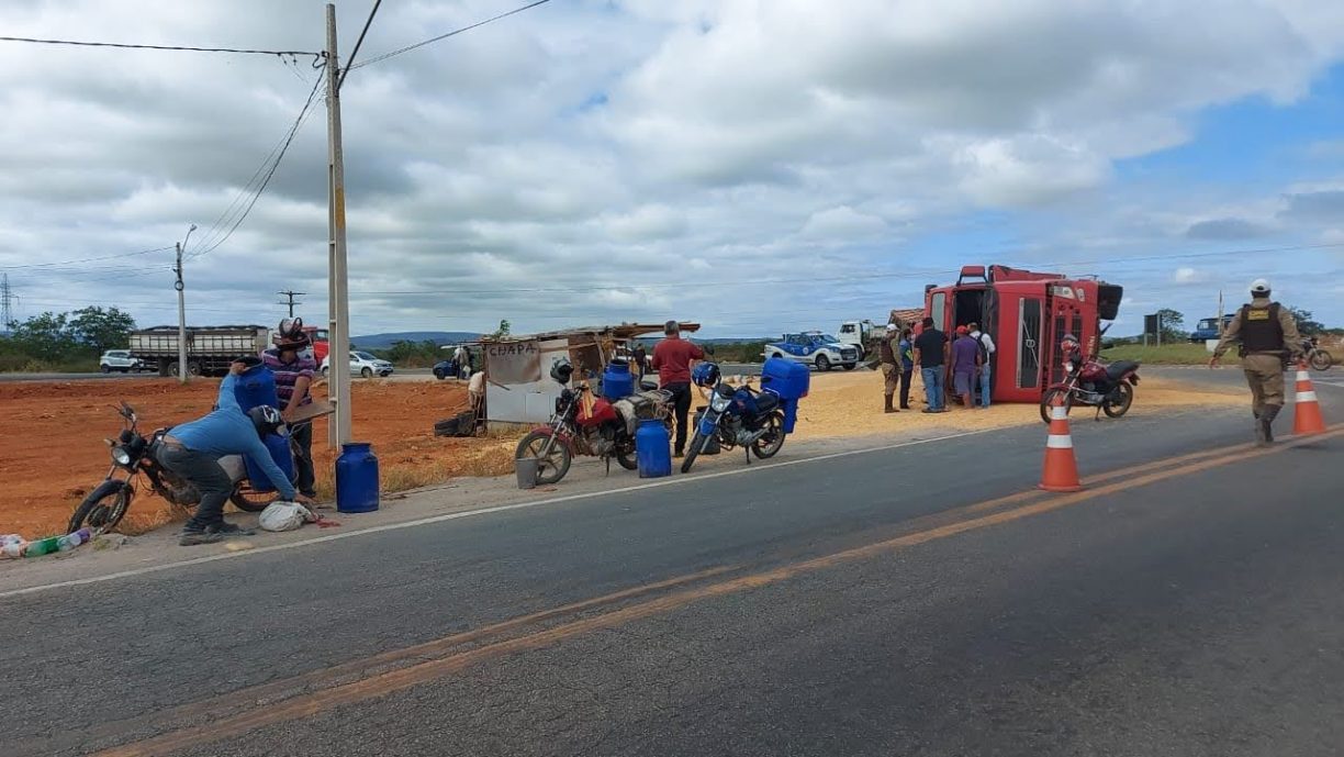 Correu correu! Motorista deita o caminhão pra descansar e sai no pinote num jetta, a turma da bolacha quebrada estão no local saqueando a carga.