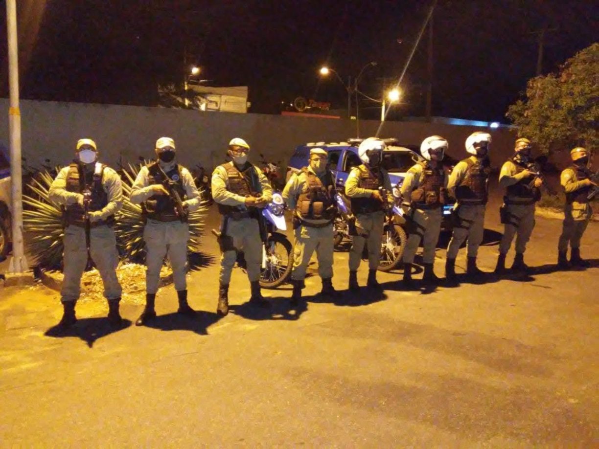 Brumado: Deu Merda! Jovem solta os cachorros nos Militares e acaba recolhida no segundo dia do toque de recolher, na Bahia vinte e três pessoas foram em cana.