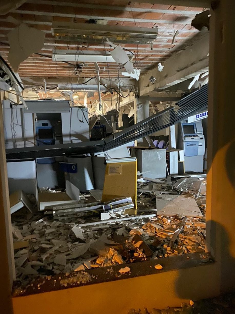 Novo Cangaço! Bandidos invadem Lagoa Real e Explodem o Banco do Brasil.