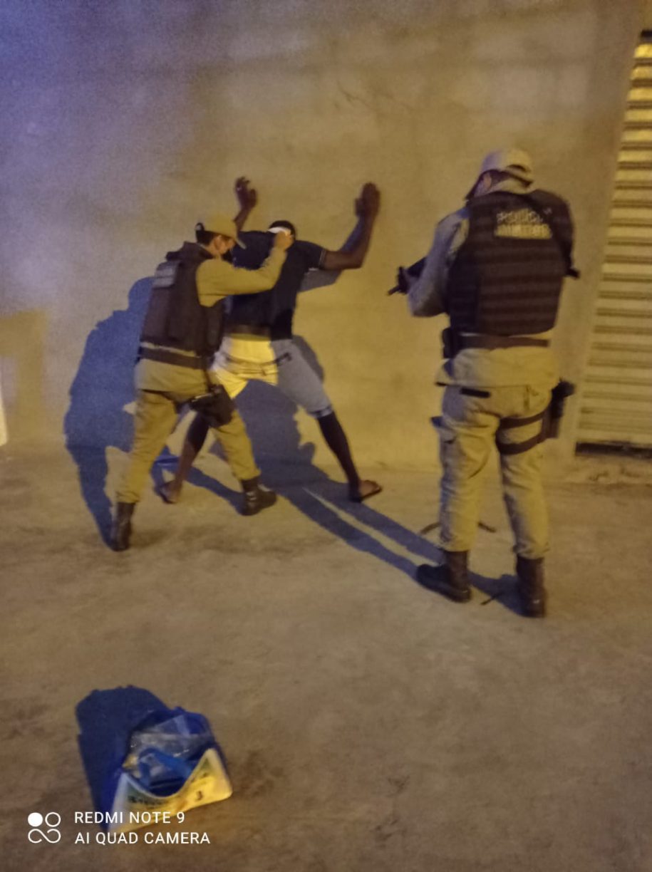 Brumado: Rápido igual Coelho ! Polícia Militar Captura lazarento que metia fita na Praça da Prefeitura.