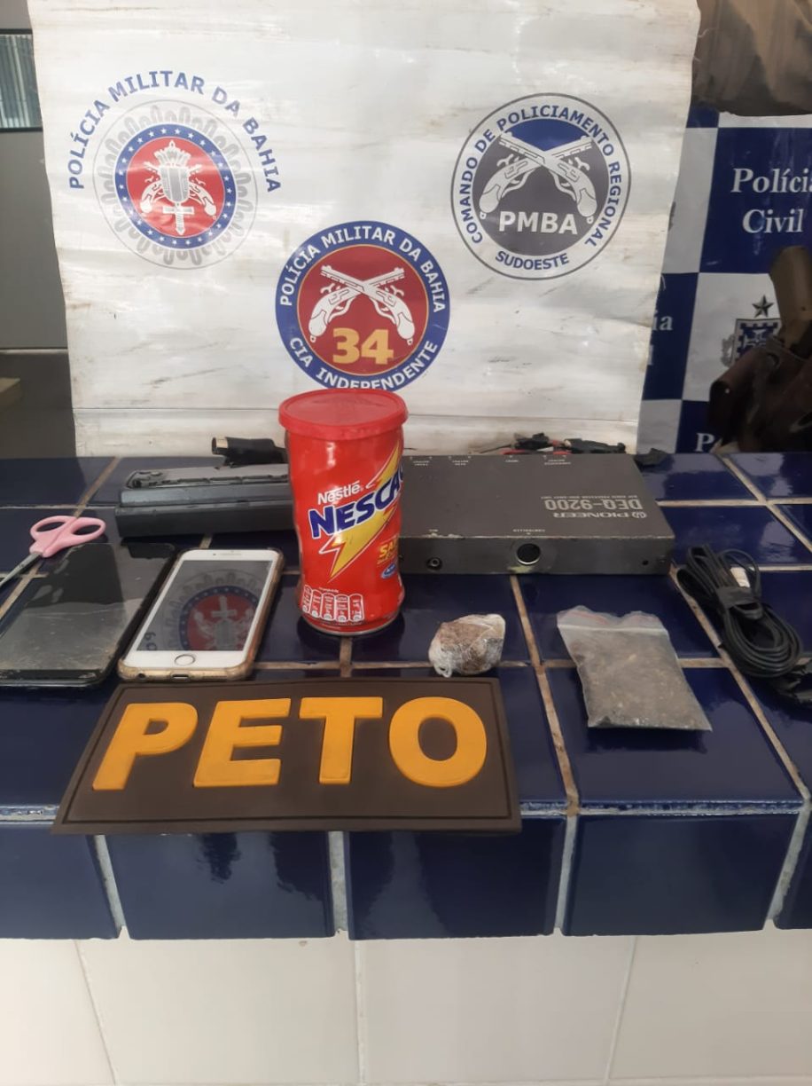 Brumado: Rindo com cara pra cima! Polícia Militar segura dois Cu de Galinha com maconha no Olhos D’água.