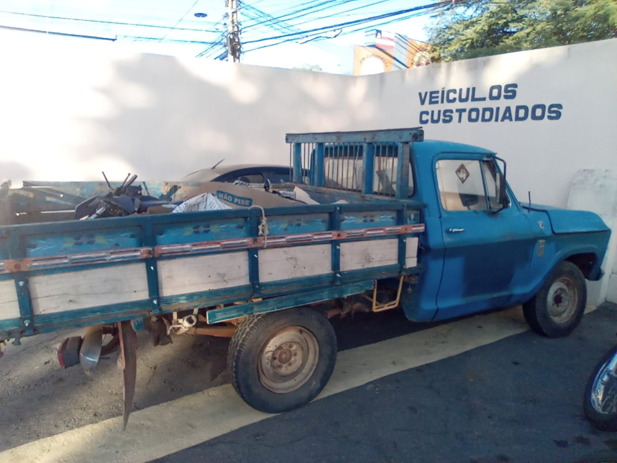 Brumado: Polícia Militar Registra Acidente envolvendo uma C10 e uma moto, o motoqueiro se quebrou todo.