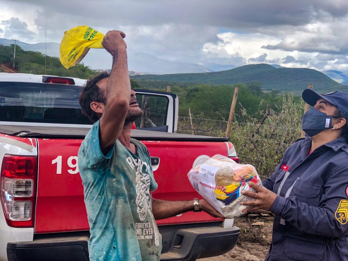 Corpo de bombeiros entrega cestas básicas a familias em Jequié.