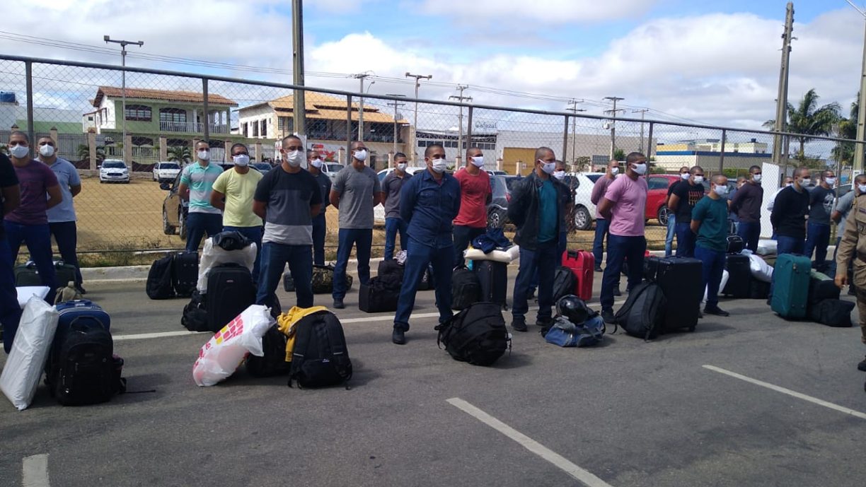 Eles estão chegando! Polícia Militar recepciona os novos recrutas.