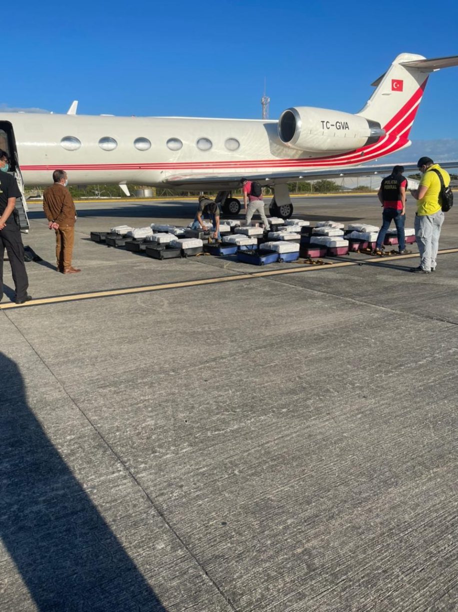 Brocada internacional | PF apreende 1,3 tonelada de Pó em jatinho particular em Fortaleza; veja vídeo
