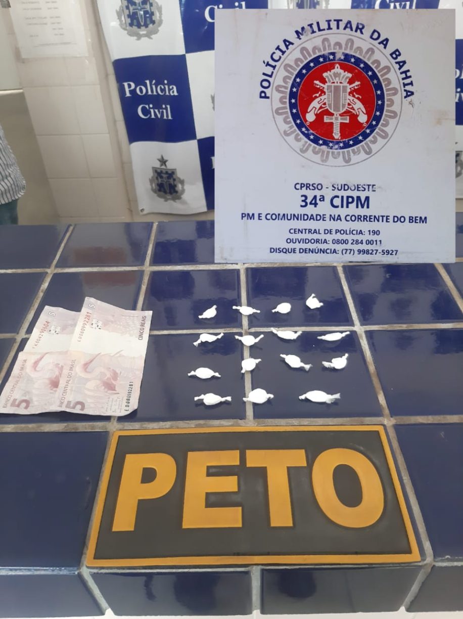 PETO grampea Cu de Galinha com o bolso cheio de cocaína no Novo Brumado.