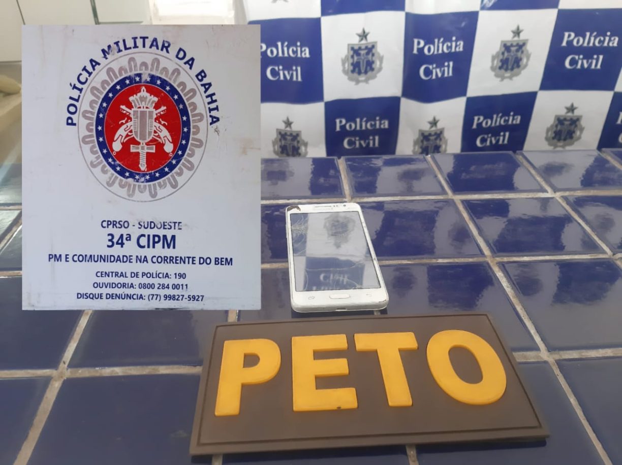 Brumado: “PETO Apreende Celular com restrição de Roubo e apresenta Cu de Galinha da boca dura.”