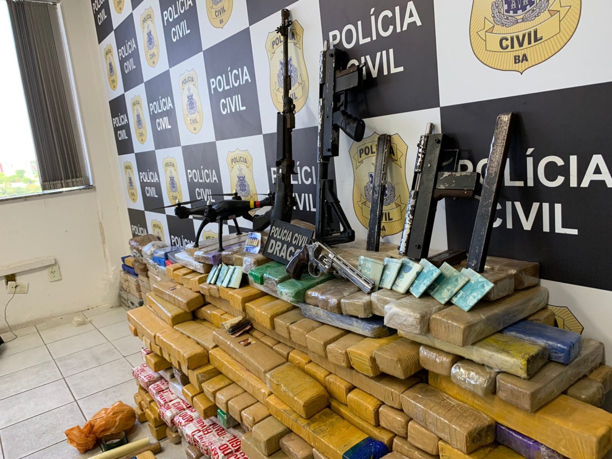 Brocadaaa da PC: Draco prende três cramunhões e apreende R$ 1,4 milhão em drogas.
