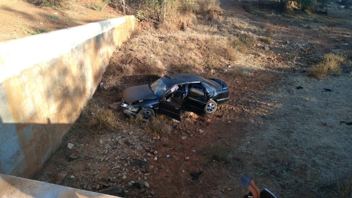 Brumado: Pé de canas despencam com o carro da ponte do Jacaré, passam a noite nas ferragens são socorridos pelo SAMU a PM não foi chamada para apurar a zorra.