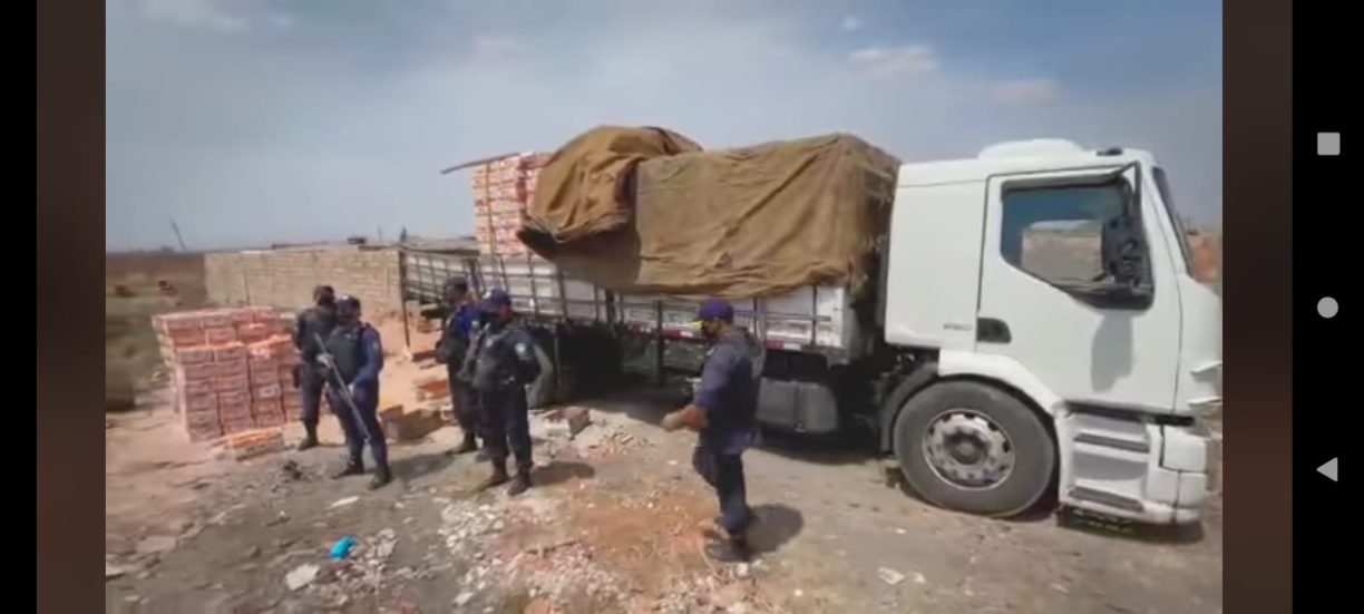 A Guarda Municipal brocou | Caminhão com o motorista brumadense é encontrado, carga recuperada e quadrilha de Brumado presa, o chofé tava de boa tirando um cochilo no Goiás..