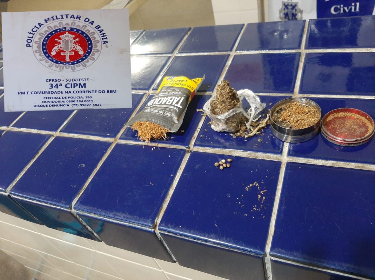 Brumado: Casal de Irmãos lazarentos é flagrado fumando maconha no morro da torre.