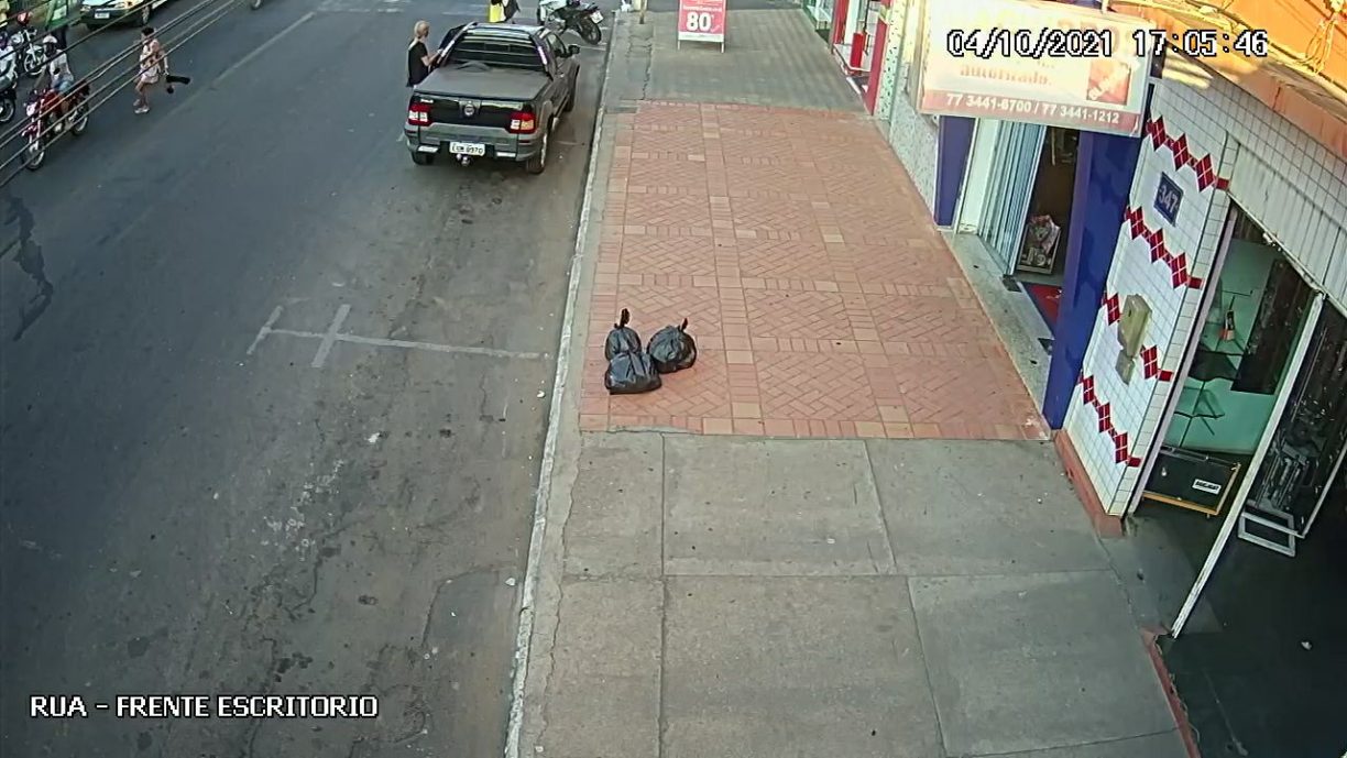 Brumado: “Assista vídeo do momento que motociclista joga pedestre pra cima e logo depois sai vuado”