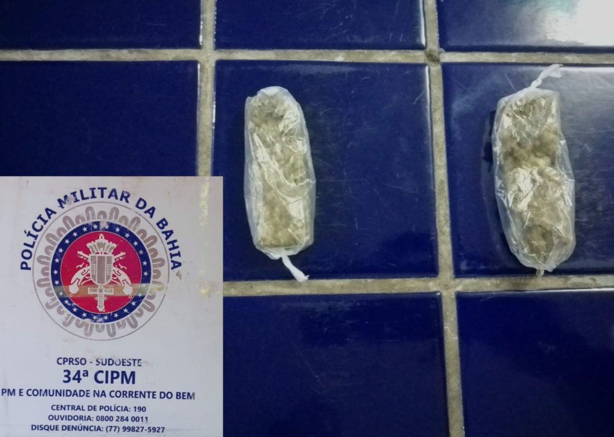 Brumado: Casal de Cu de Galinha é detido com maconha nas Esmeraldas, novinho jogou o flagrante para a coroa da moto.