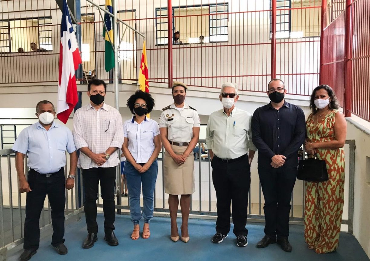 Brumado: Autoridades Civis e Militares prestigiam solenidade em alusão ao dia da bandeira na Escola Municipal Idalina Azevedo Lobo