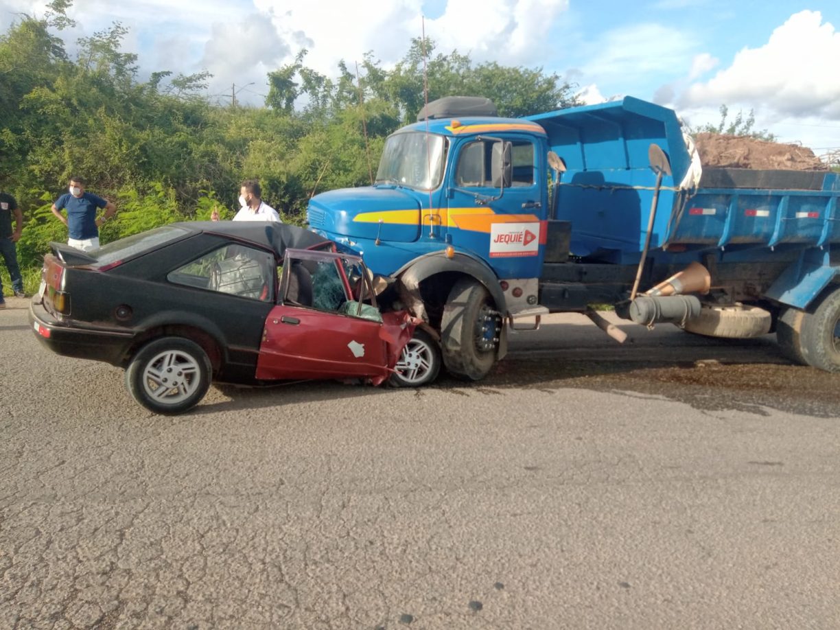 Acidente entre “latas velhas” acaba com um morto em Jequié.