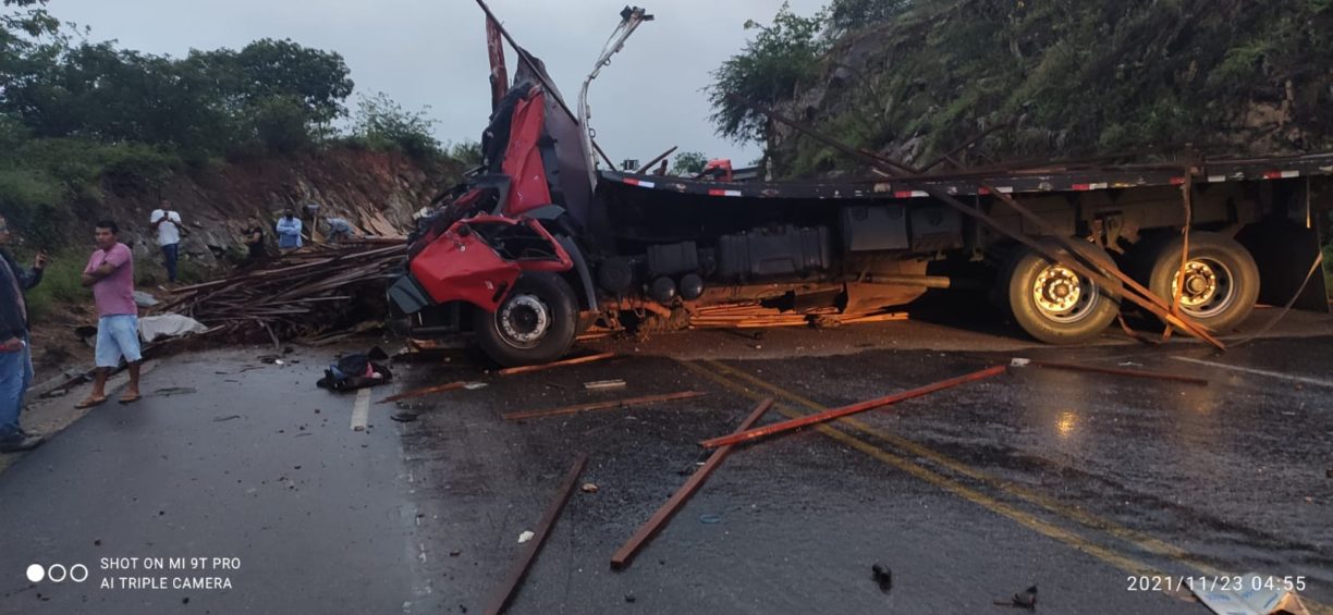 Pista Brumado x Conquista ficou interditada depois de um grave acidente que resultou na morte do caminhoneiro de 55 anos