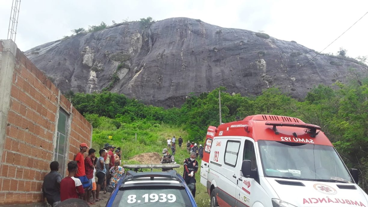 Tá todo quebrado! Homem se Joga da pedra do Curral Novo em Jequié e milagrosamente é socorrido com vida.