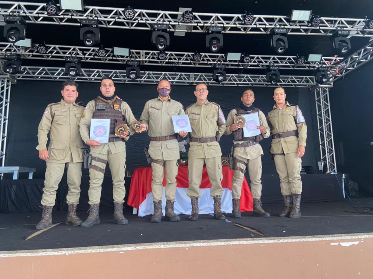 No Padrão! Comando da 34ªCIPM Brumado realiza última parada militar do ano e entrega de prêmios aos padrões.