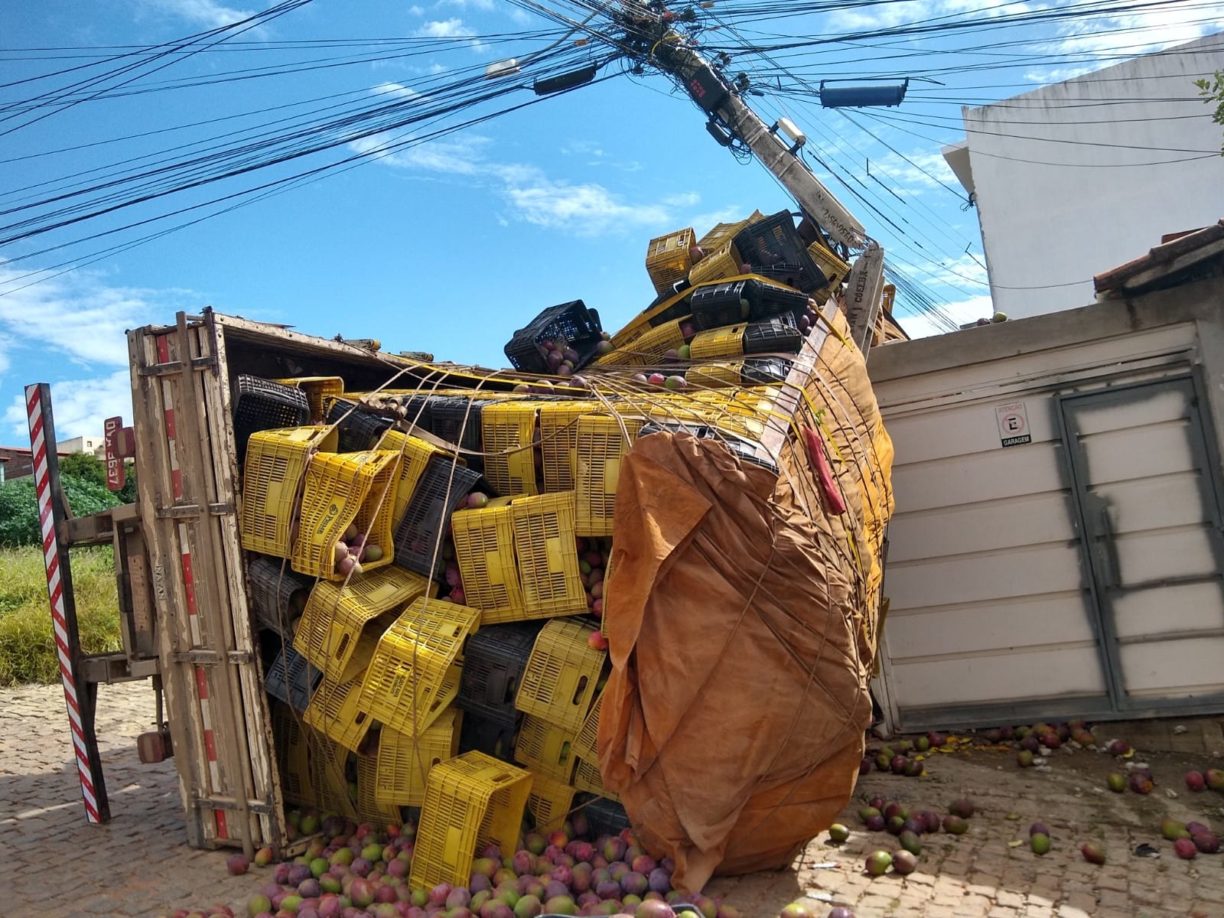 Brumado: Caminhão deita pra descansar no Olhos d’água