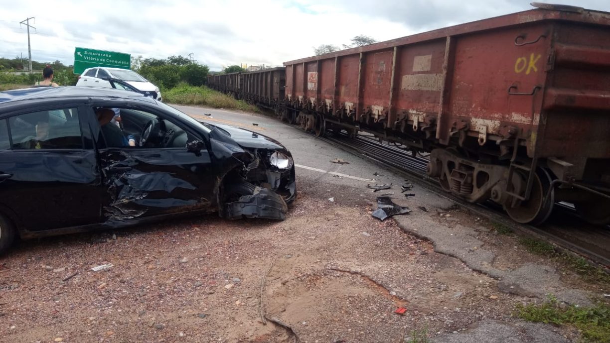 Brumado: carro bate em trem, ocupantes sofrem ferimentos leves