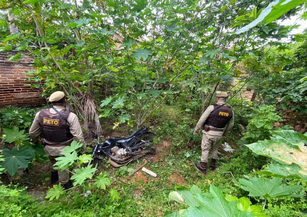 Tava Matando | PETO 34 recupera cabrita furtada em frente do cemitério de Brumado