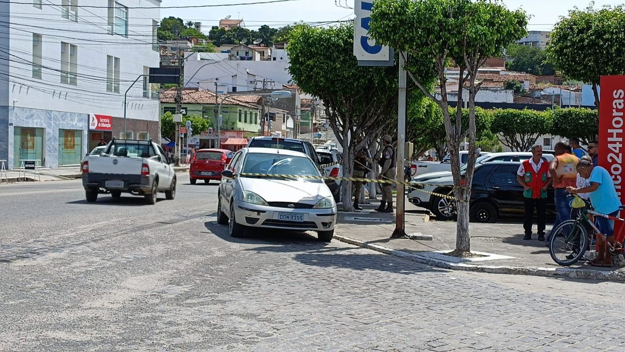Idoso é encontrado sem vida dentro de automóvel na frente da rodoviária de Jequié.