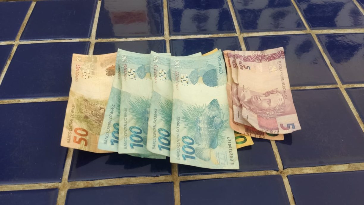 Brumado: Rádio Patrulha recupera dinheiro furtado por lazarenta minutos depois no centro comercial.