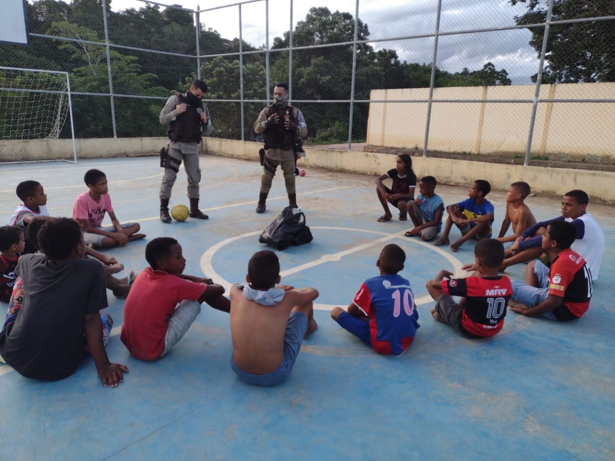 Militares da 60ªCIPM/Gandu vivem momento memorável com crianças durante “baba e papo cabeça” em Wenceslau Guimarães.