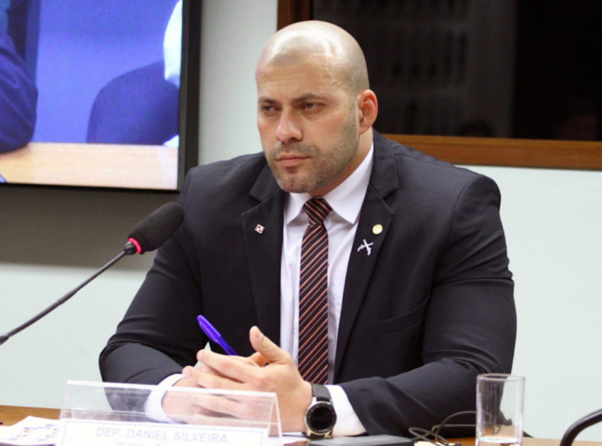 Mexeu no salário é covardia! Deputado Daniel Silveira acata ordem do Alexandre.