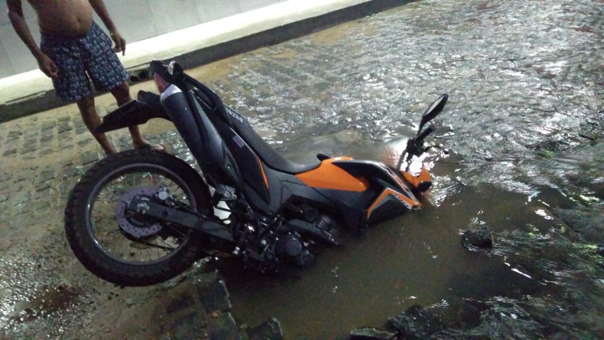 Jequié: Mulher cai com cabrita em cratera e sai toda lenhada.