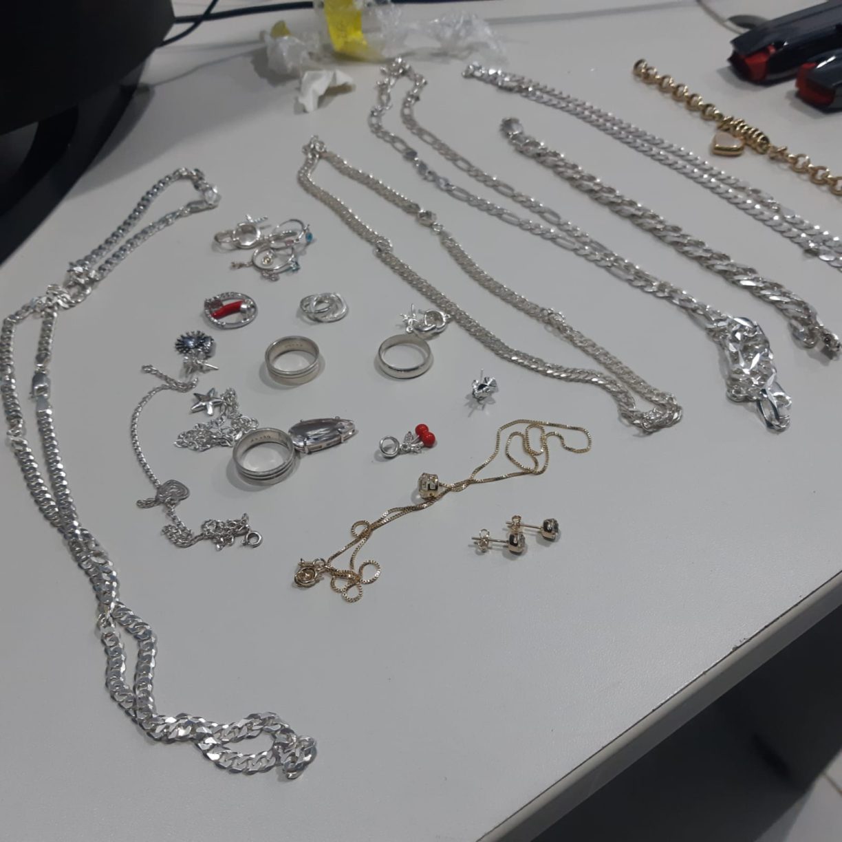 Brumado: A pedido da PC o “Homem da Capa de Brumado” manda guardar o casal que ajudou na fita da joalheria.