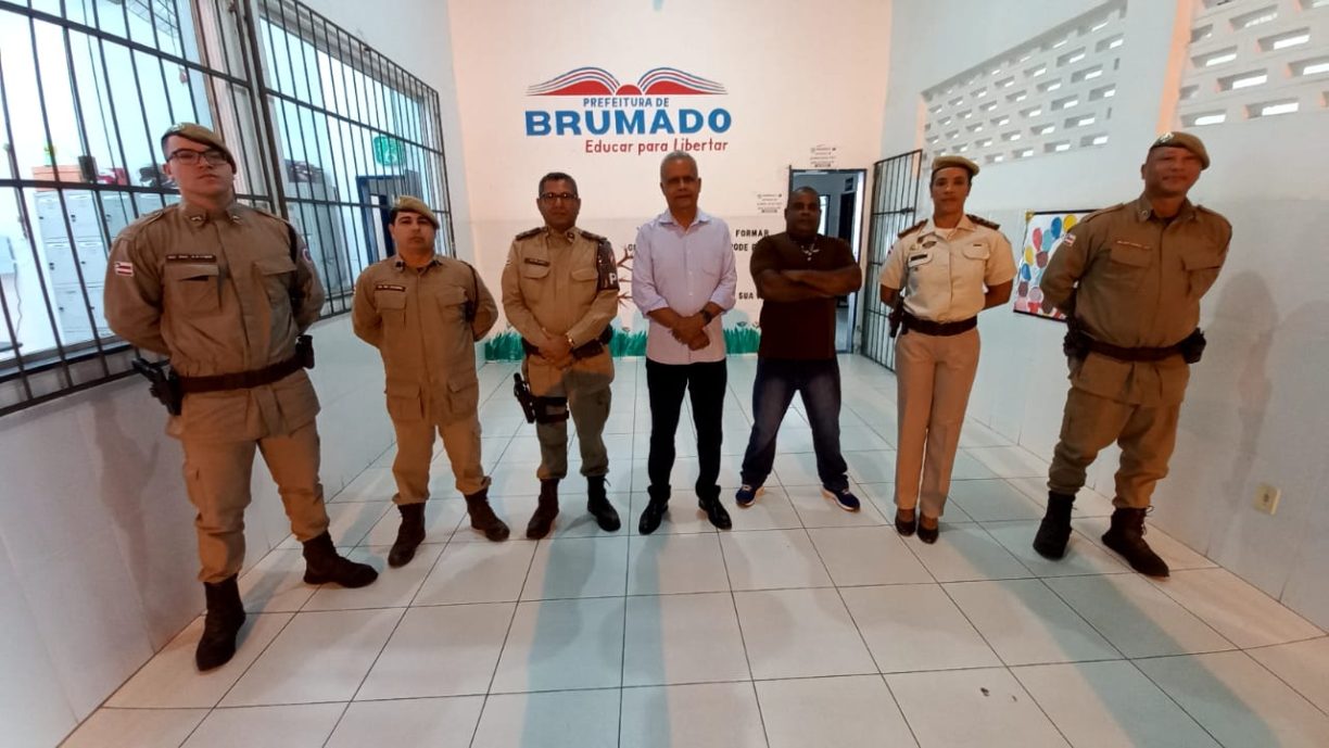 Brumado: O exemplo arrasta! De aluno CPM a Cmt Geral da PM, Coronel Anselmo Brandão faz visita a “escola militar” Idalina Azevedo Lobo. Em seu comando mais de 100 escolas militares foram abertas na Bahia.
