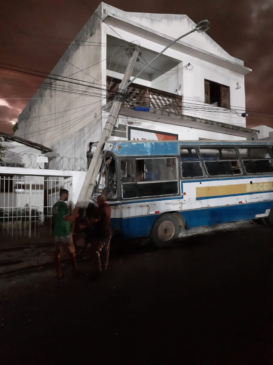 Ô lá ele! Em Brumado, Suruana desgovernada bate em poste e quase invade casa de moradores.