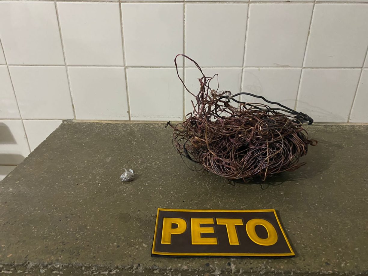 Brumado: Baculejo do PETO descobre maconha e metal possivelmente furtado, lazarentos foram em cana.